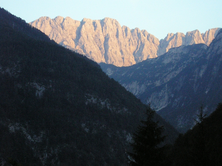 Ondergaande zon in de Sloweense Alpen