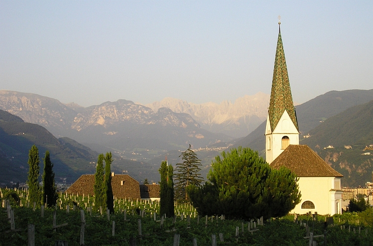 Kerk tussen de wijnvelden bij Bolzano, Italië