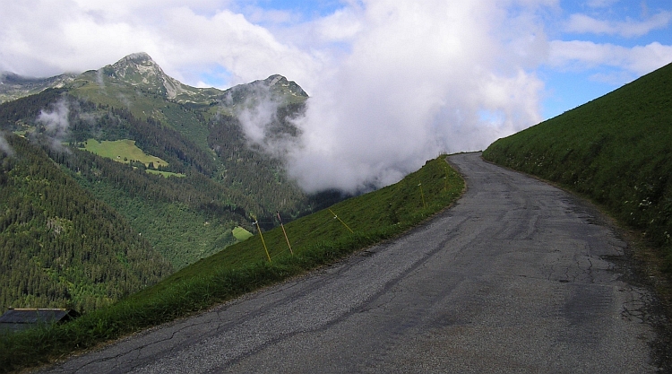 De weg naar de Col du Pré, Savoie, Frankrijk