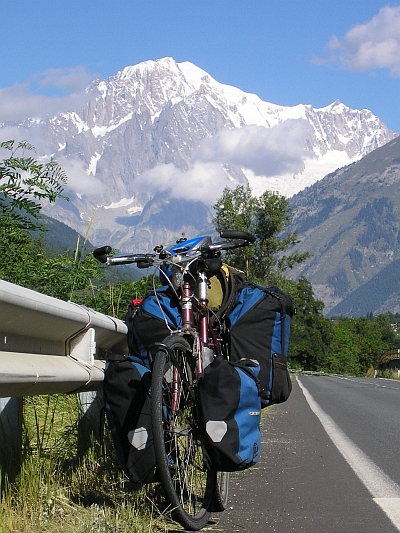 Mijn trotse fiets poseert voor de Mont Blanc / Monte Bianco