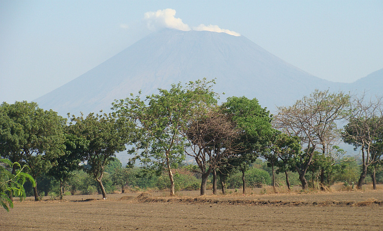 The smoking volcano Volcán Viejo