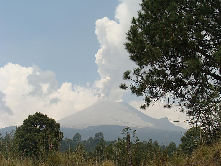 Eruption of the volcano Popocatépetl