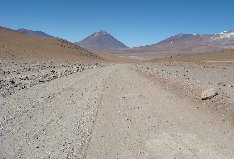 The road to the Lagunas Verde and Blanca - in the background the Licancabúr volcano