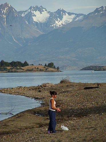 Jonge Chileense vrouw bij het Lago General Carrera
