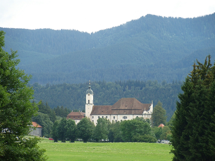 De Wieskirche aan de voet van de Duitse Alpen