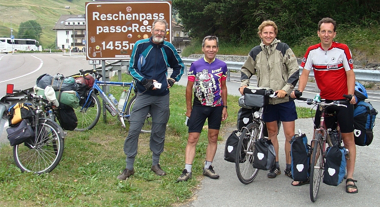 Frank, Hans, Elmar en ik op de Reschenpass op de grens van Oostenrijk en Italië
