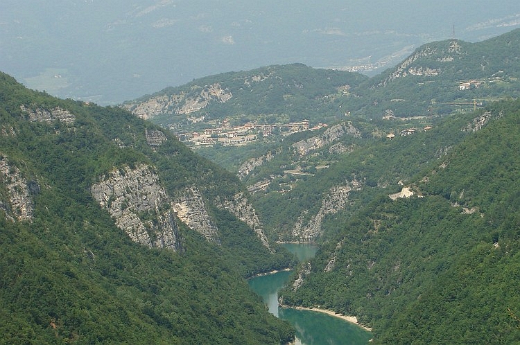 Landschap in Trentino tussen Rovereto en Schio
