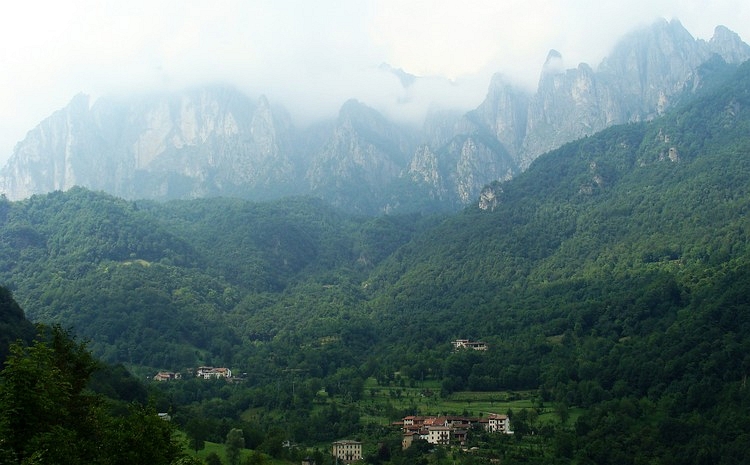 De majesueuze Pasúbio bergketen tussen Rovereto en Schio