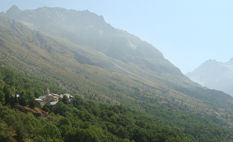 Het dorp Champhorent tussen de bergen