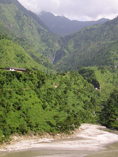 The mountains are getting higher and higher as we proceed upstream the Beas River