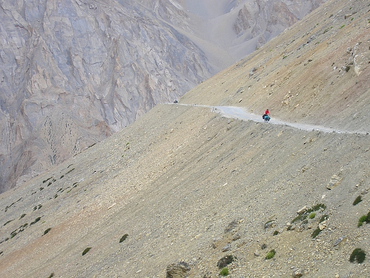 Cyclist in landscape, Lachlung La ascent