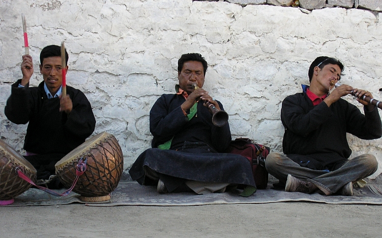 Muzikanten op een muziekfestival in Leh