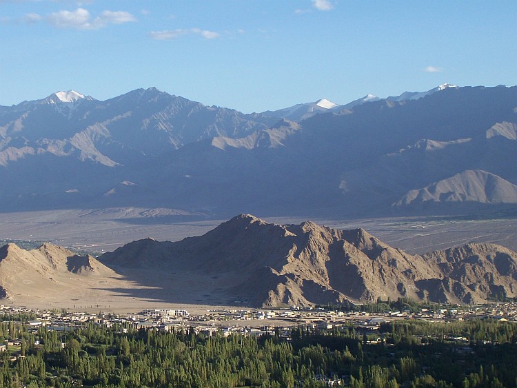 Uitzicht over de Indus Vallei en de Stok Gebergteketen