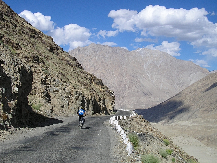 On the long way down from Khardung La