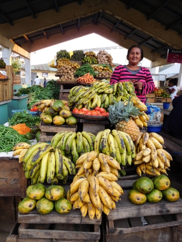 Market vendor in Andasibe