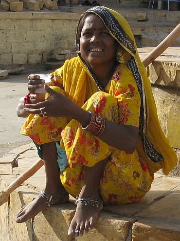 Jonge vrouw in Jaisalmer. Foto van Willem Hoffmans