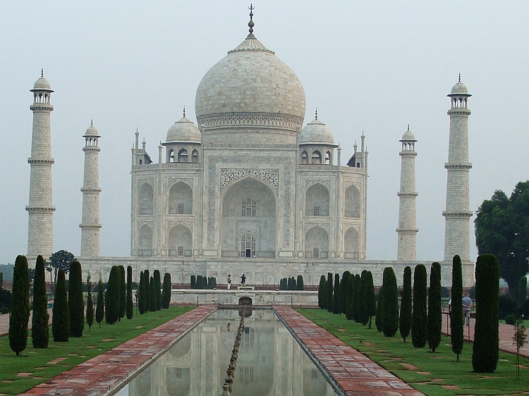Just like the all-familiar pictures: The Taj Mahal in Agra