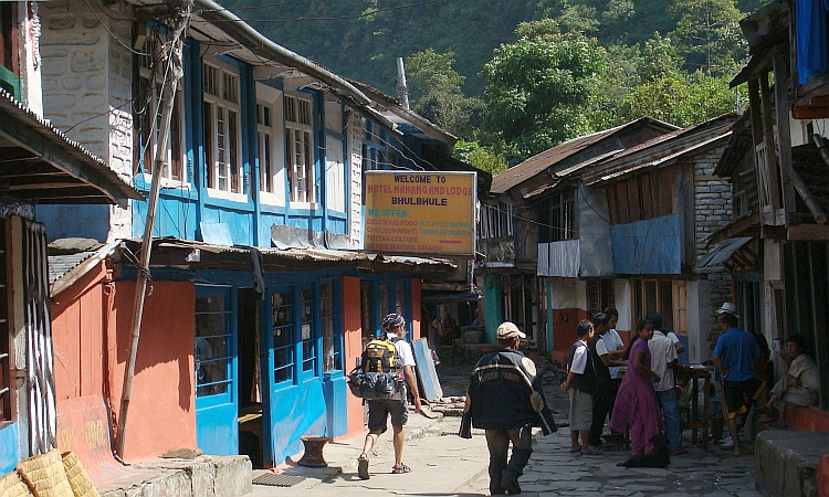 Willem passeert het dorp Bhulbhule