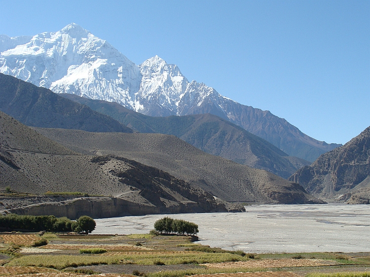 De vallei van de Kali Gandaki met de Nilgiri North op de achtergrond