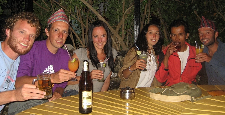 Het Shithead Team terug in Pokhara: Gary, ik, Shannon, Ruth, Shiv en Willem