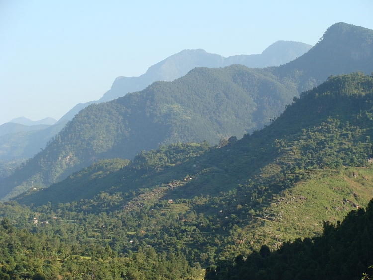 Himalaya heuvelrug met Bandipur op de top van de rug (maar buiten het gezichtsveld)
