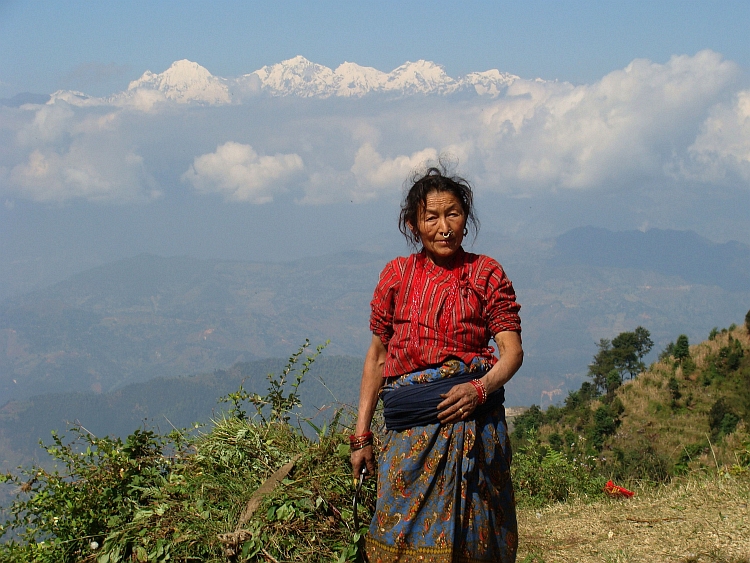 Vrouw op de weg van Trisuli Bazaar naar Kathmandu