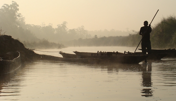 Boot op de Rapti rivier in Chitwan